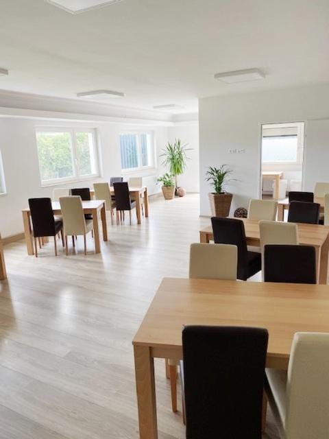 Restaurant/places to eat, Dining area