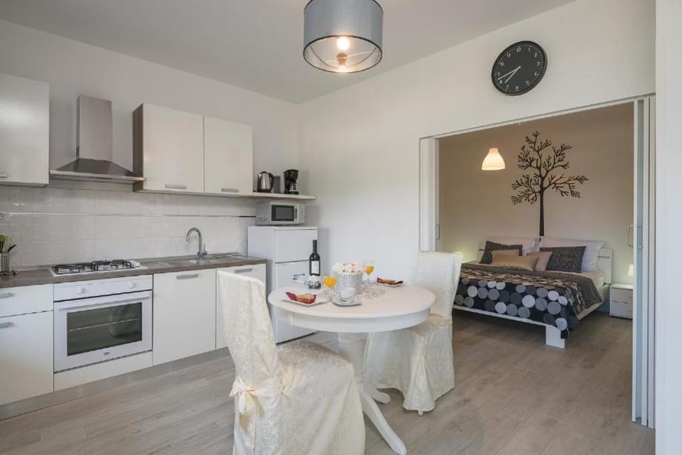 Kitchen or kitchenette, Dining area, Bedroom