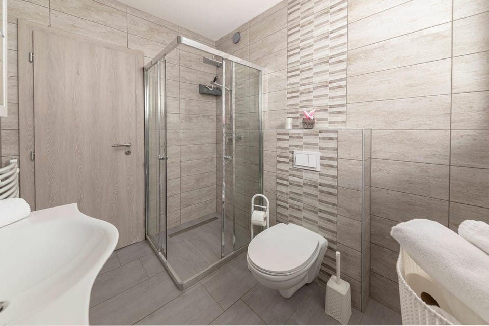 Shower, Bathroom, towels