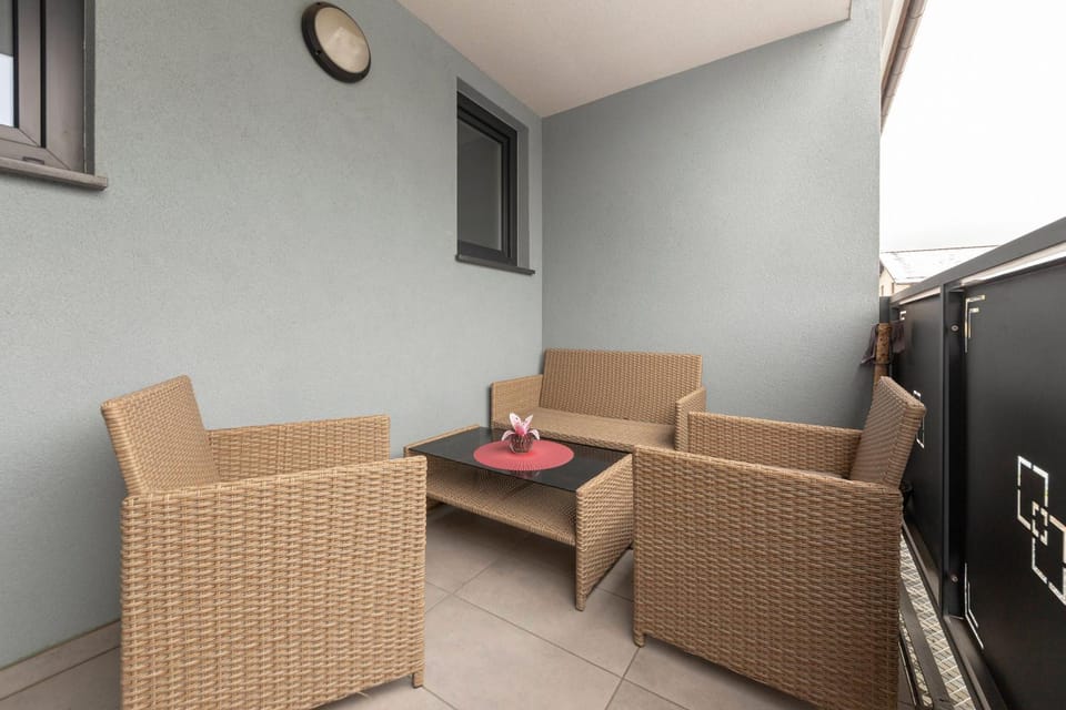 Patio, Decorative detail, Seating area