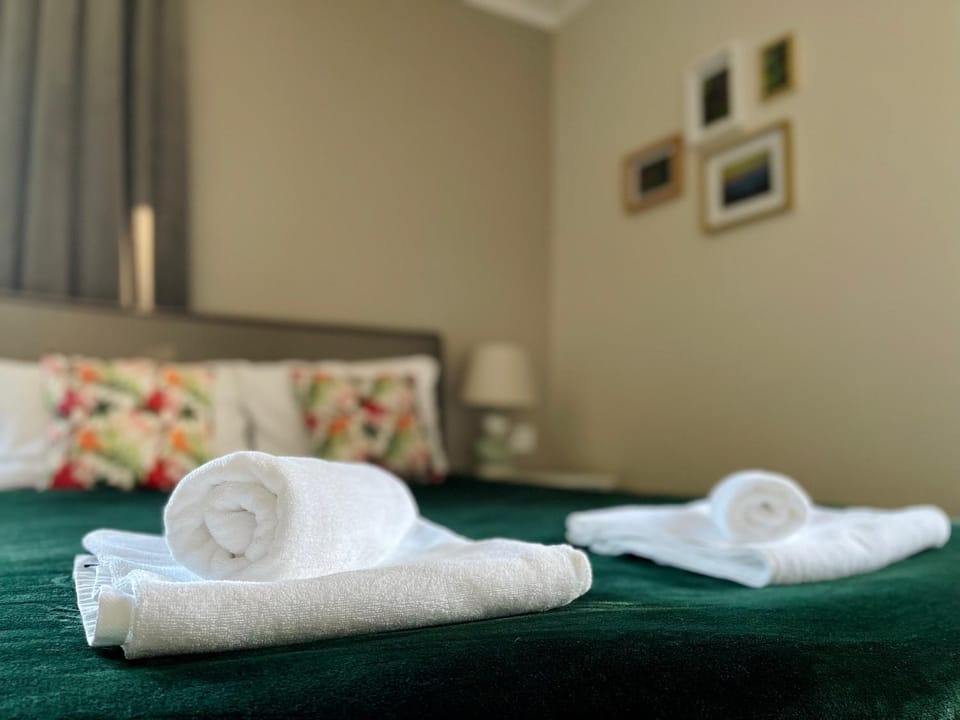 Bed, Other, Photo of the whole room, Bedroom, towels