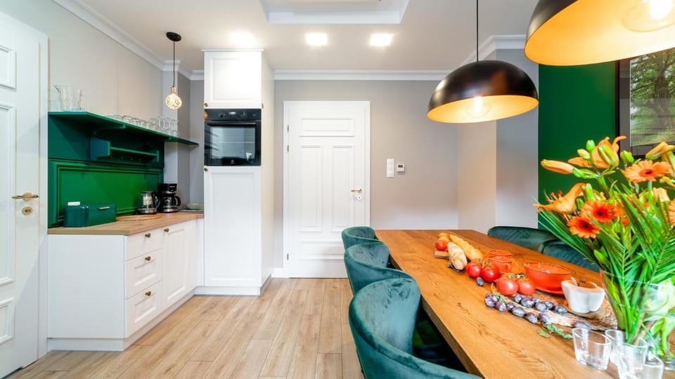 Coffee/tea facilities, Kitchen or kitchenette, Seating area, Dining area, oven, stove