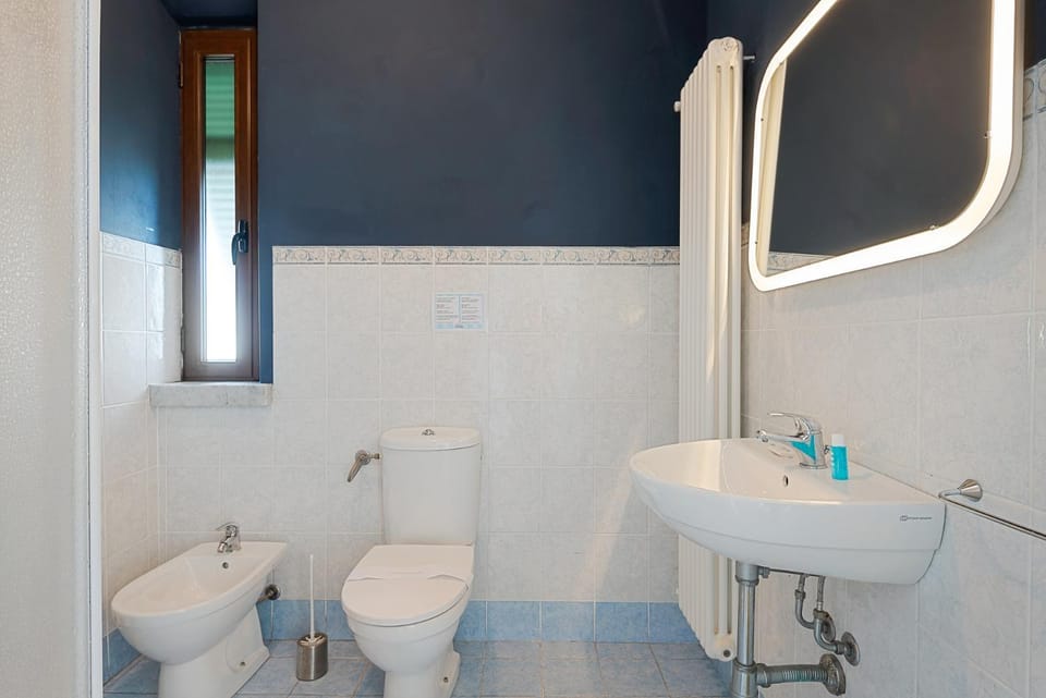Mistral Holidays - Accogliente camera singola con balcone a 500 mt dal mare Bed and Breakfast in Marina di Carrara