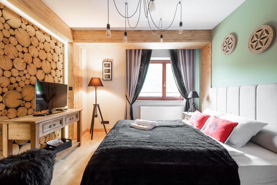Bed, TV and multimedia, Bedroom