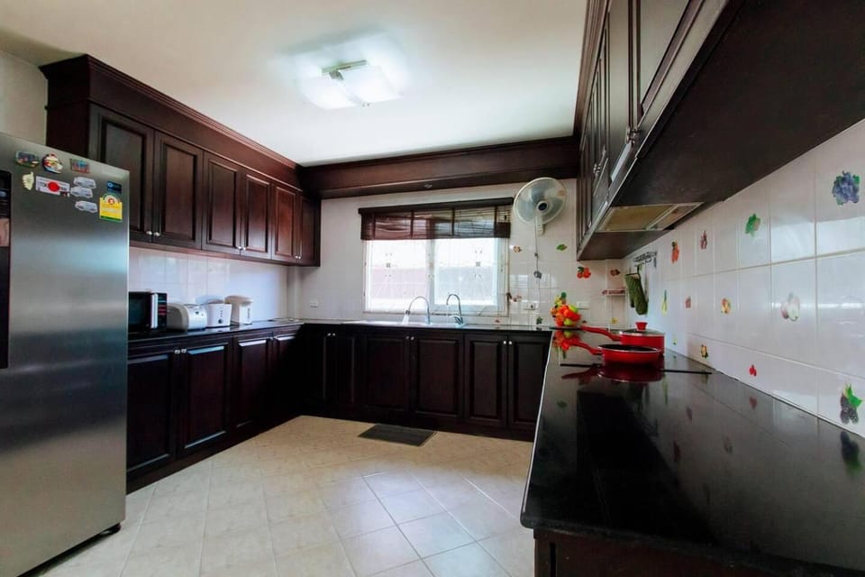 Photo of the whole room, kitchen