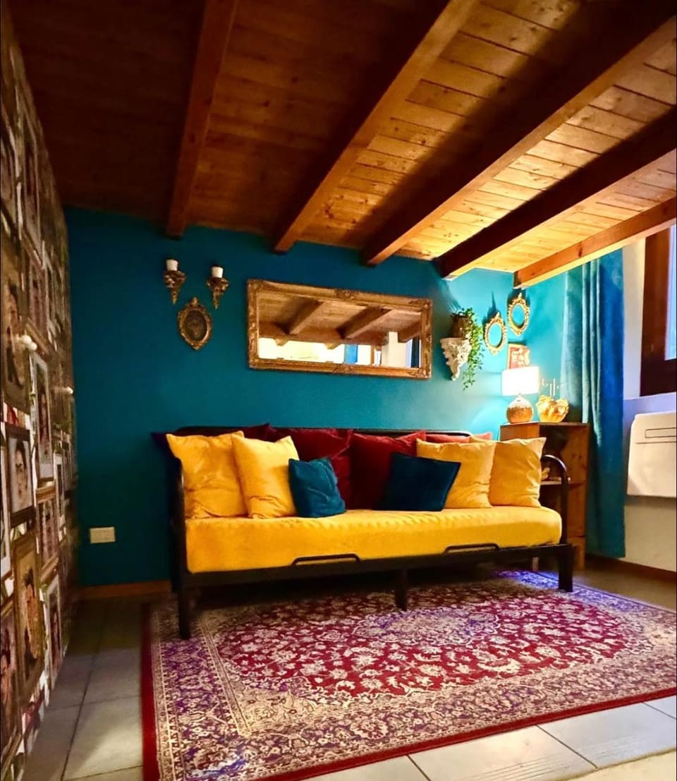 Bed, Living room