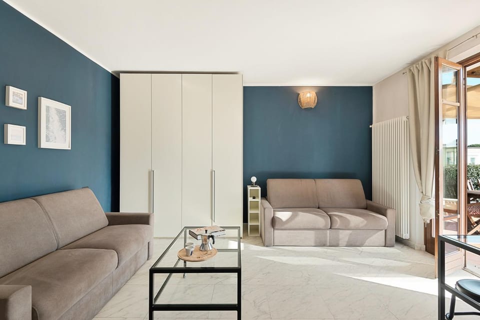 Splendido monolocale con spazioso giardino e veranda a 500 mt dal mare Apartment in Marina di Carrara