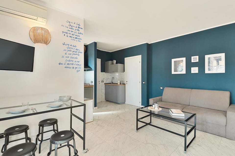 Splendido monolocale con spazioso giardino e veranda a 500 mt dal mare Apartment in Marina di Carrara