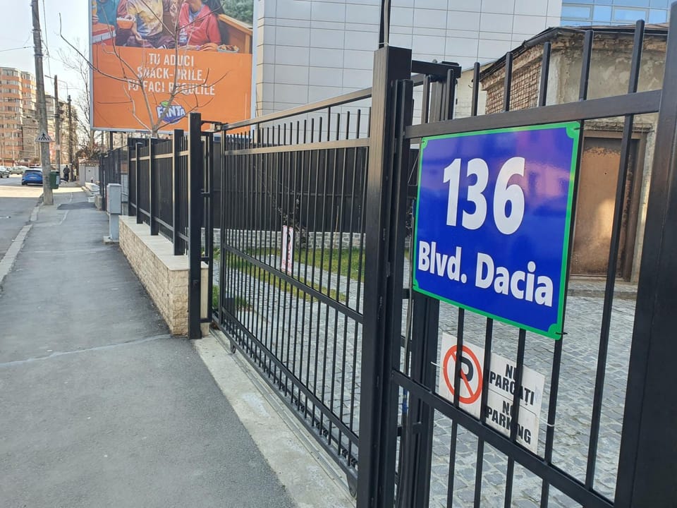 Facade/entrance, Day, Street view