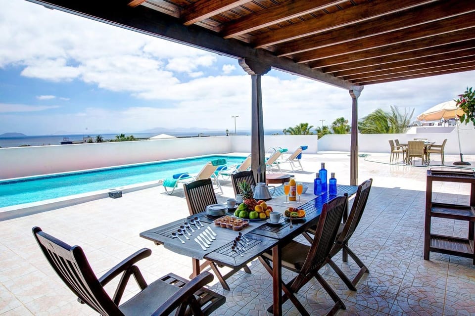 Property building, Balcony/Terrace, Living room, Swimming pool