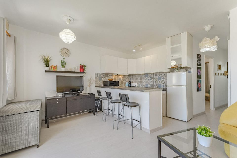 Coffee/tea facilities, Kitchen or kitchenette, Dining area