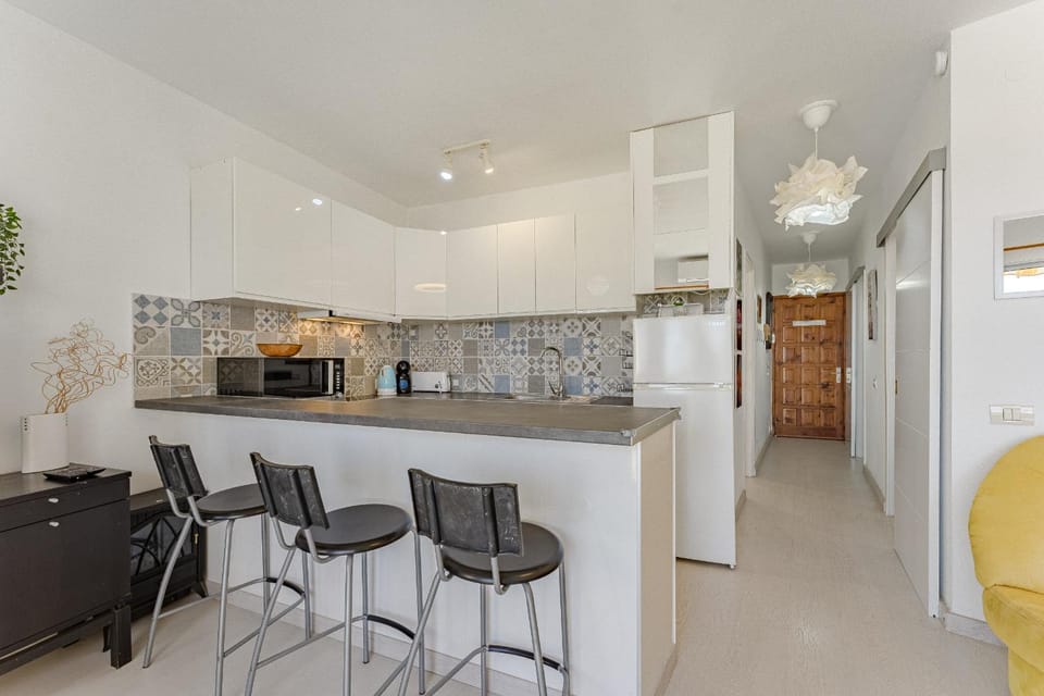 Kitchen or kitchenette, Dining area, minibar, toaster