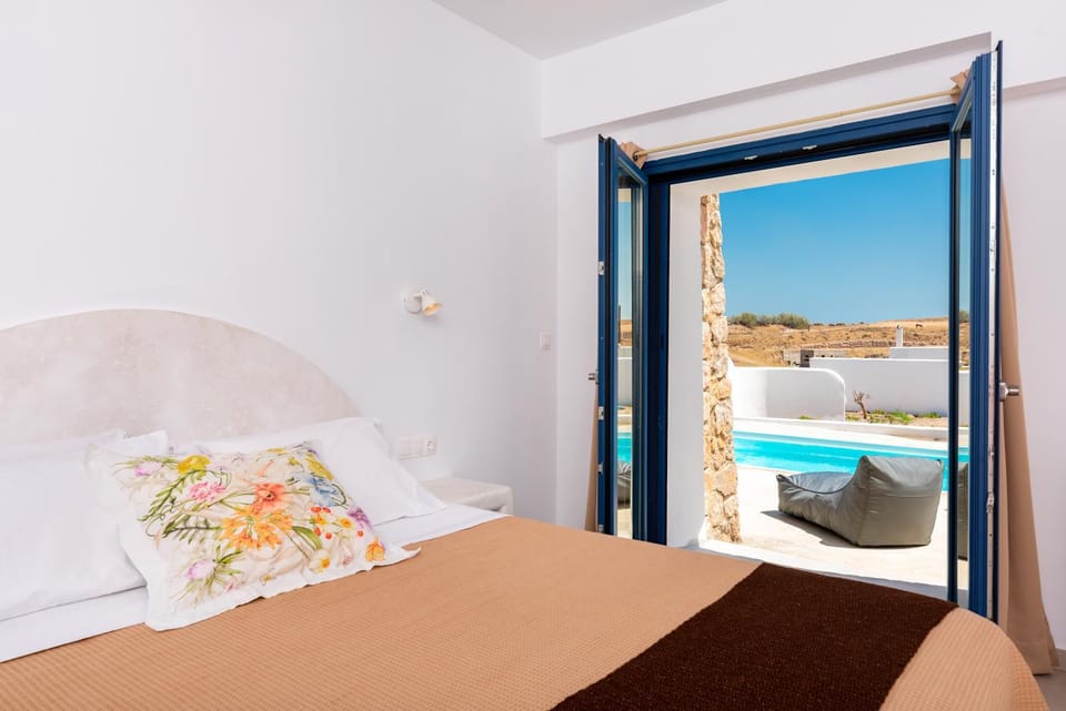 Bed, Bedroom, Garden view, Pool view
