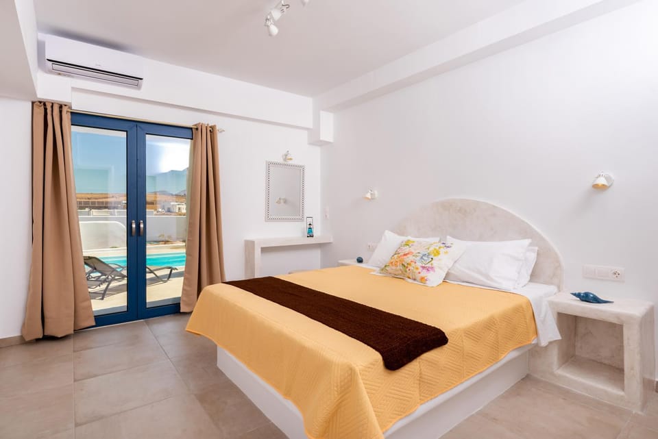 Bed, Bedroom, Garden view, Pool view