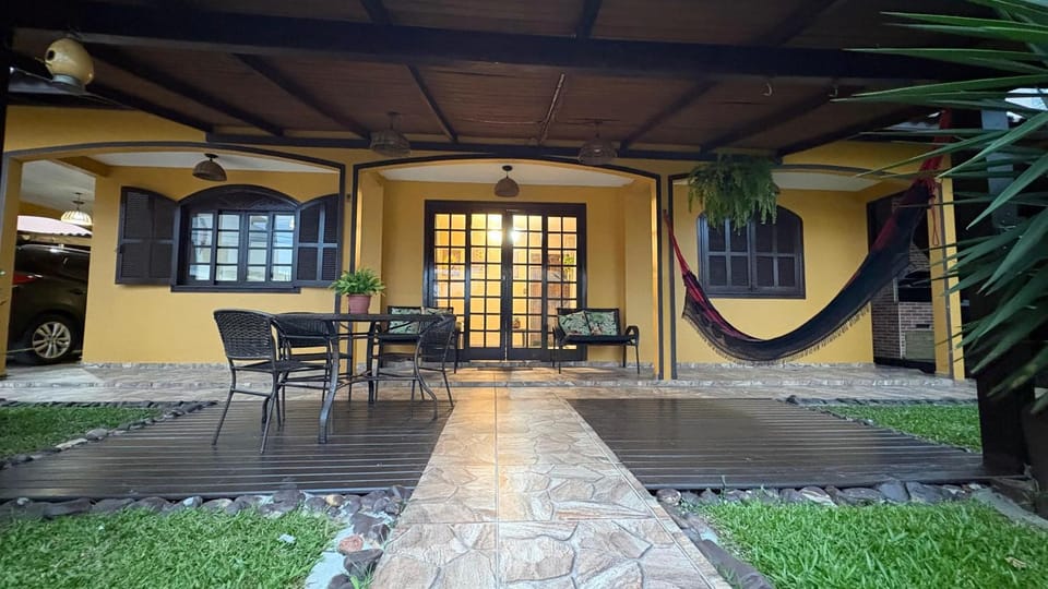 Ótima Casa para 10 pessoas /menos de 100m da Praia House in Florianopolis