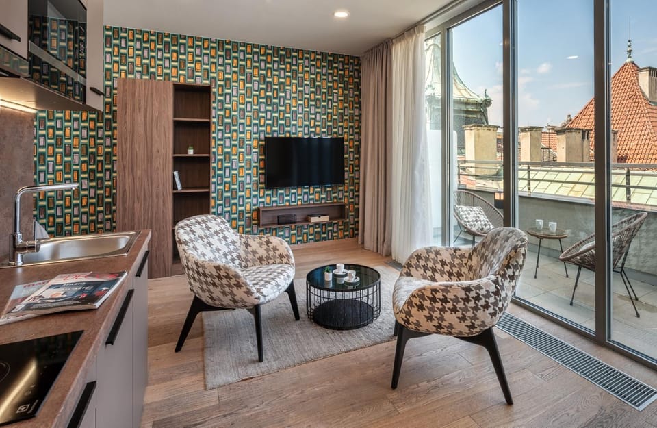 TV and multimedia, Kitchen or kitchenette, Seating area