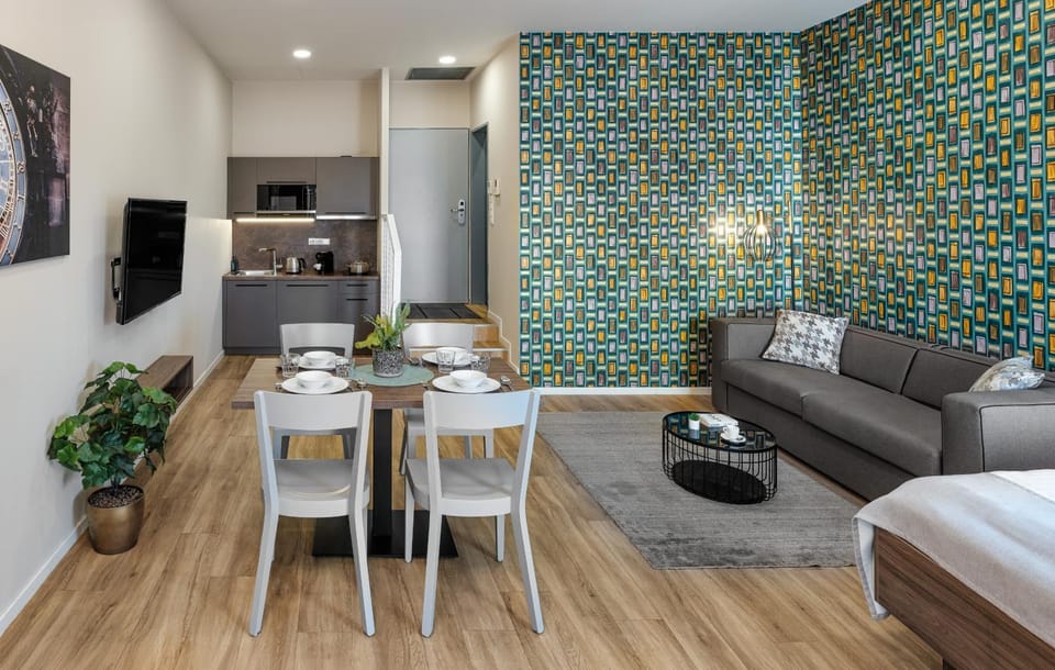 Kitchen or kitchenette, Seating area