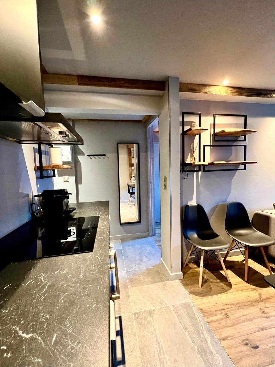 Photo of the whole room, kitchen
