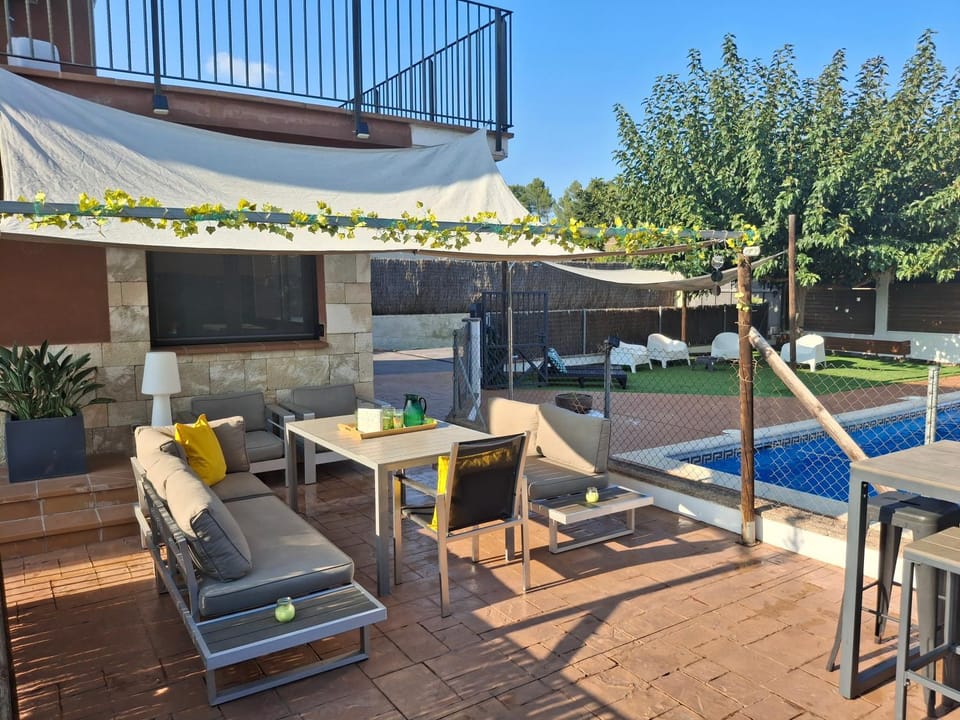 Patio, Day, BBQ facilities, Garden, Dining area, Garden view, Pool view, Swimming pool, sunbed