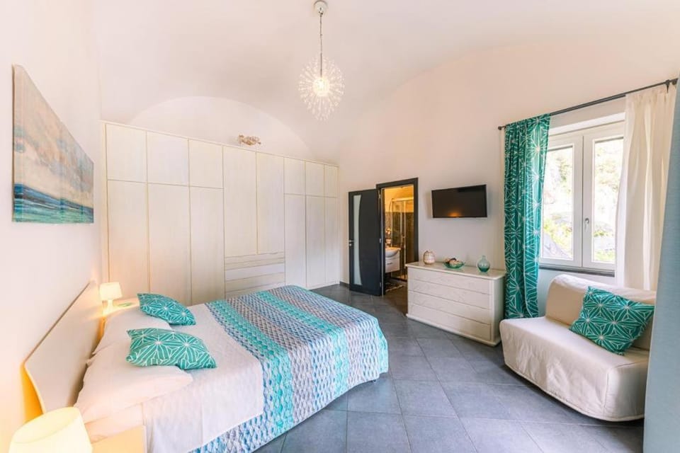 Bed, Bathroom, TV and multimedia, Bedroom, wardrobe