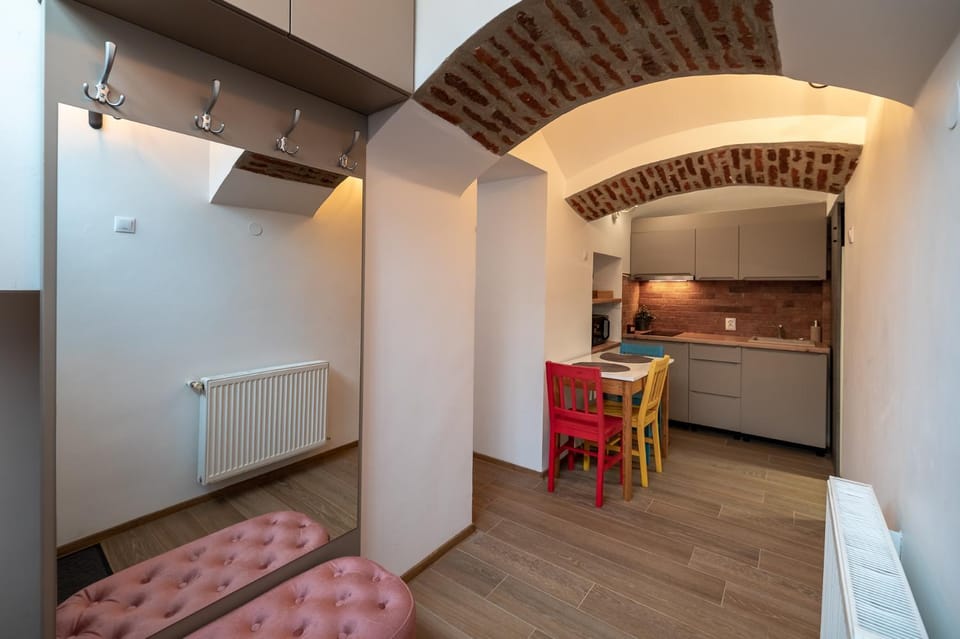 Kitchen or kitchenette, Living room, Seating area, Dining area