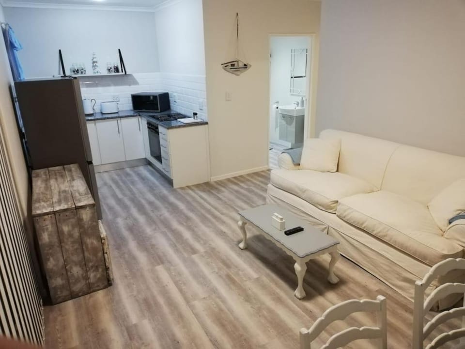 TV and multimedia, Kitchen or kitchenette, Living room, Seating area, oven