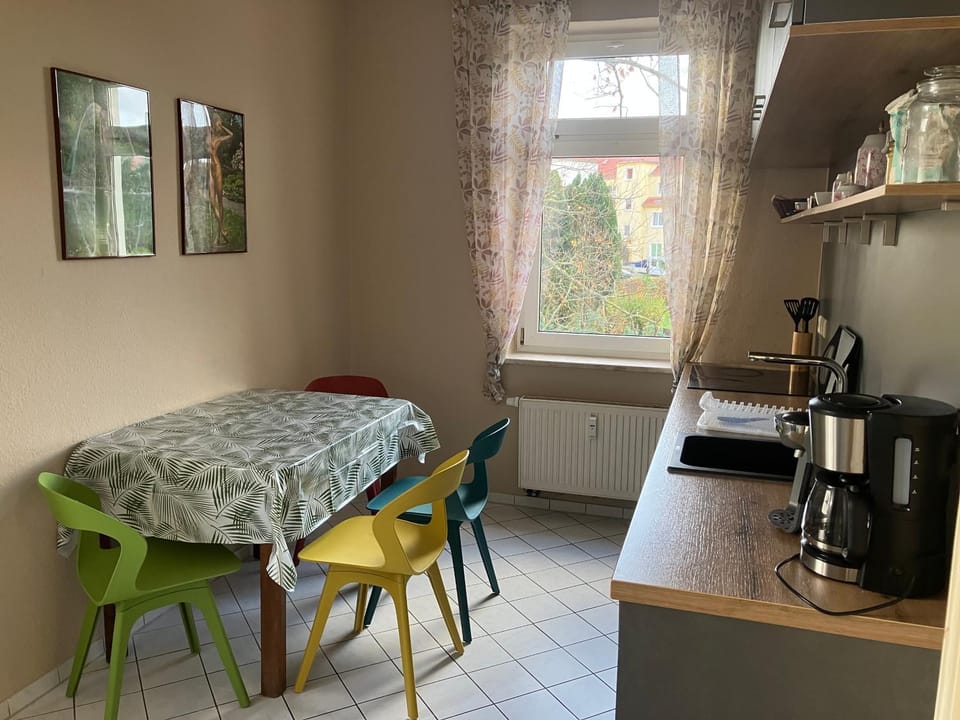 Kitchen or kitchenette, Seating area, stove