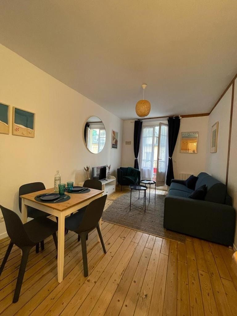 Le « Blanc Bleu »-charmant 2 pièces /3 min Gare Apartment in Deauville