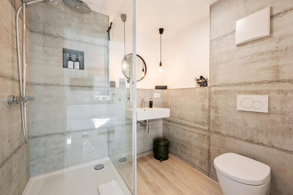 Shower, Toilet, Bathroom, towels