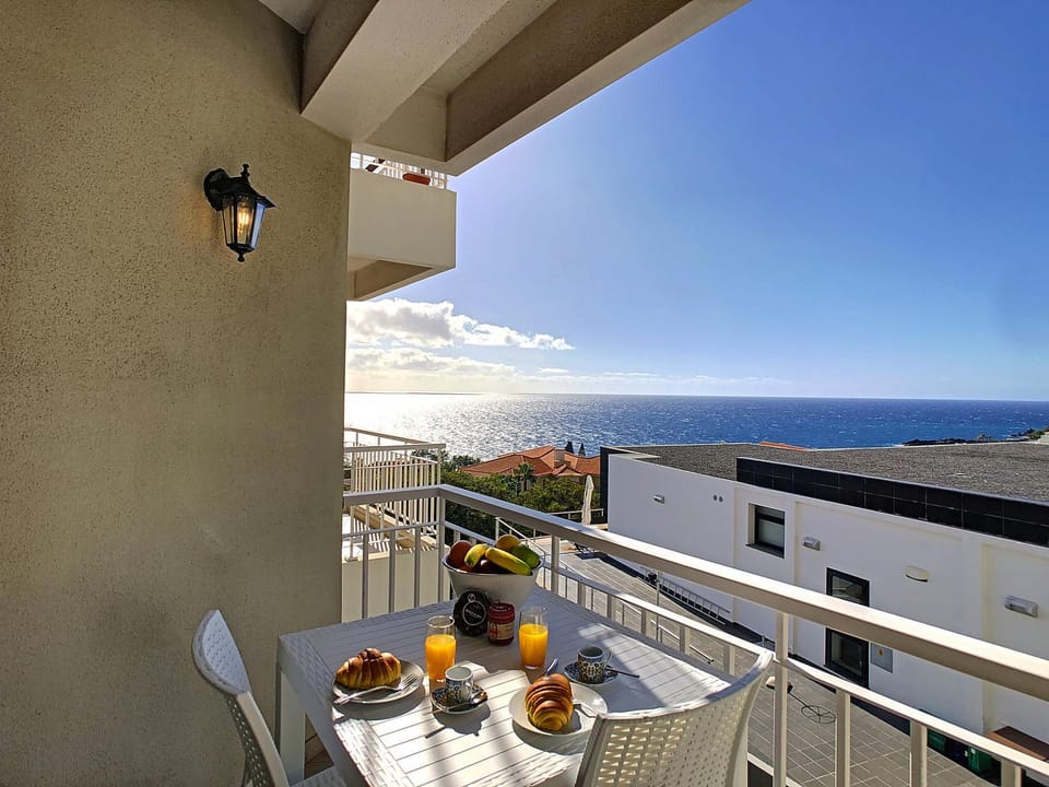 Balcony/Terrace, Food and drinks, Food, Sea view