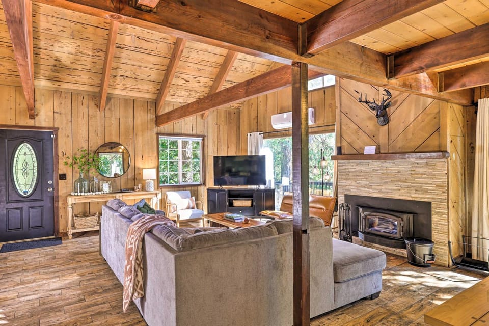 Near Trails Cabin with 2-Level Deck in Twain Harte Cabin in Twain Harte