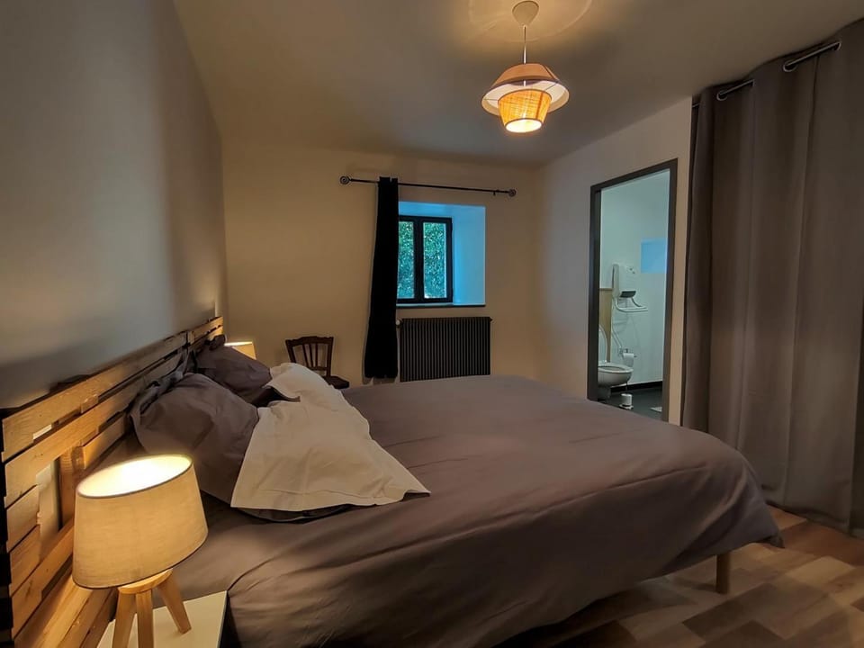 Charmante ferme rénovée, grand jardin, 8 chambres - FR-1-496-249 House in Auvergne-Rhône-Alpes