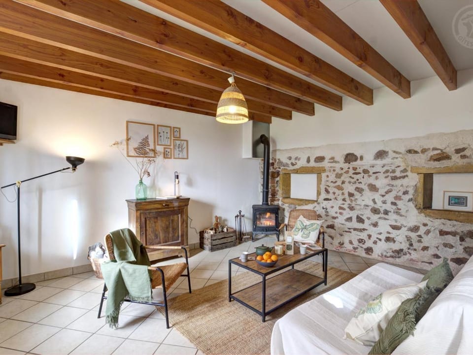 Gîte confortable au cœur de la Loire avec jardin clos - FR-1-496-250 House in Auvergne-Rhône-Alpes