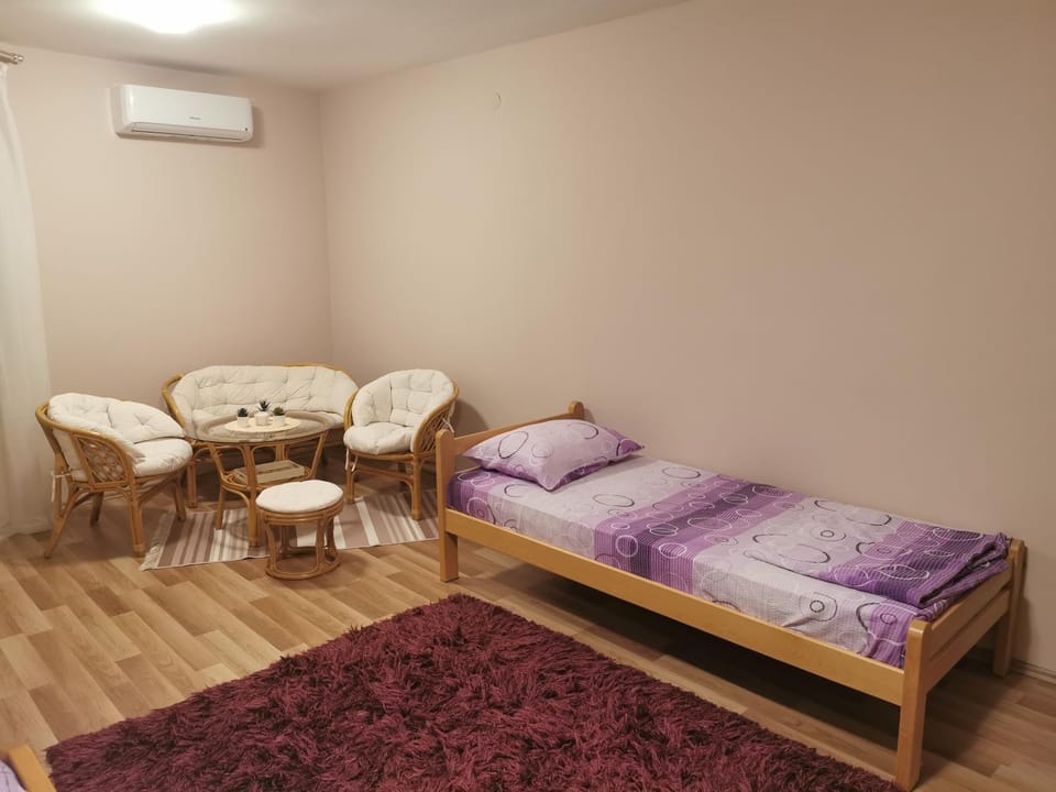 Bed, Seating area, air conditioner