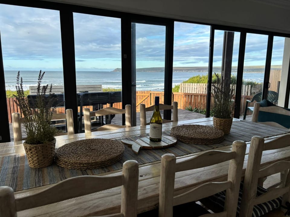 Natural landscape, Balcony/Terrace, Living room, Seating area, Dining area, Sea view