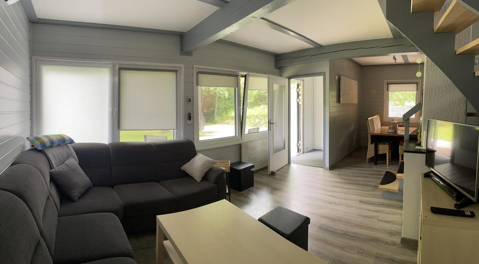 TV and multimedia, Living room, Seating area, Dining area