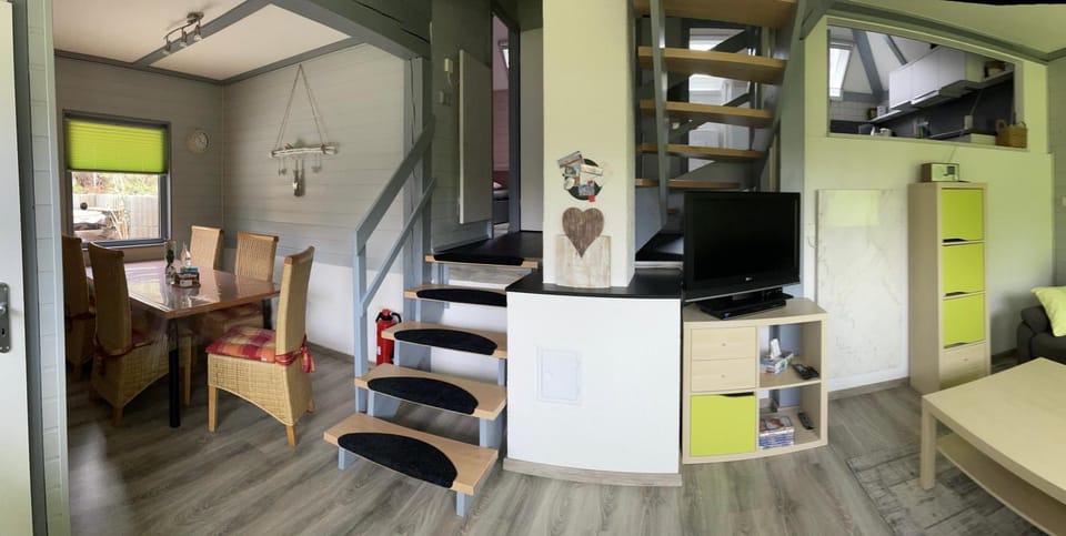 TV and multimedia, Photo of the whole room, Seating area, Dining area, Non alcoholic drinks, hair dresser
