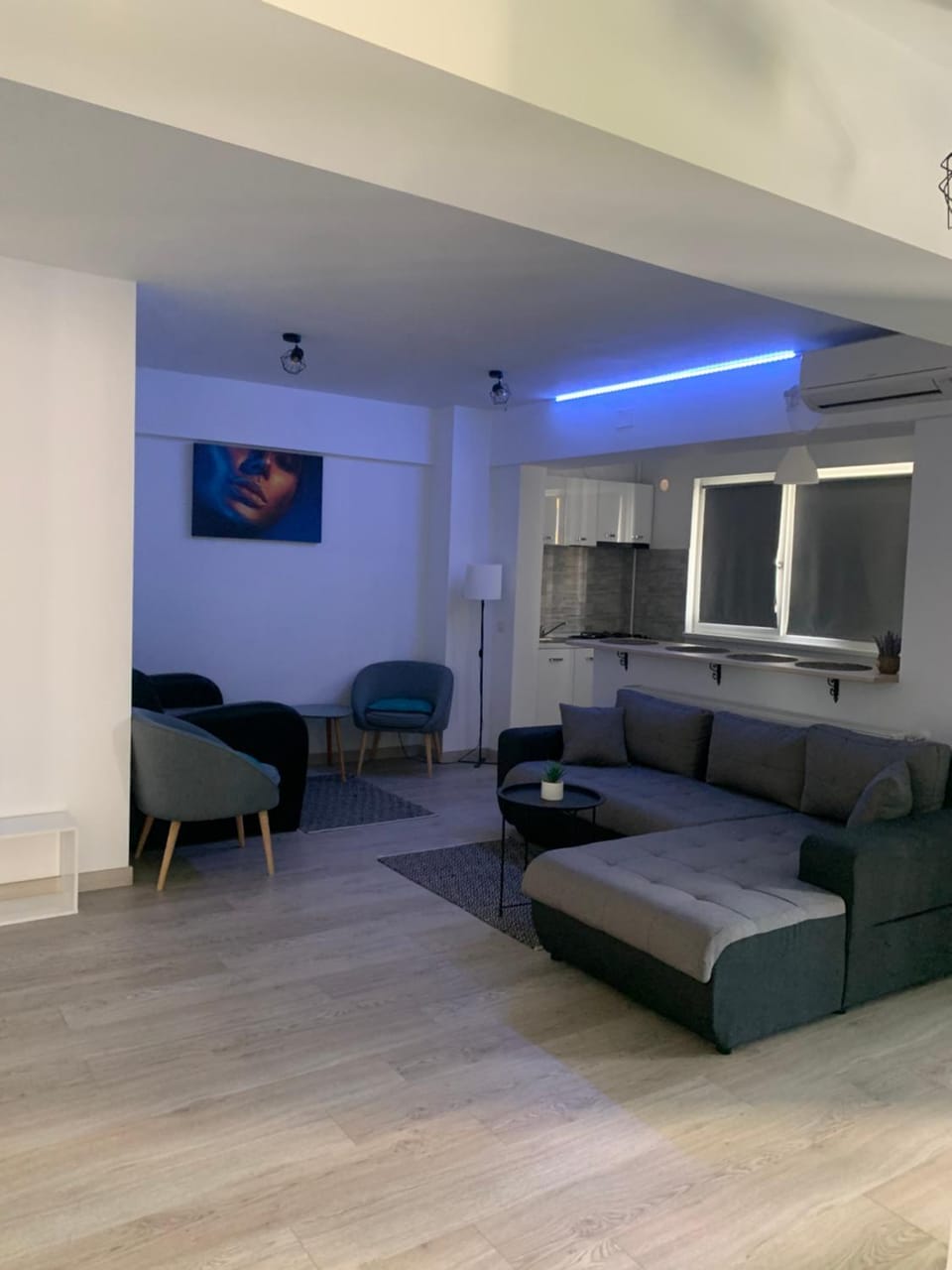 Black&White Suites Apartment in Craiova