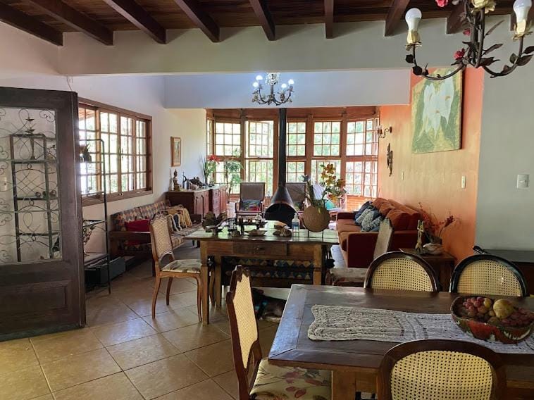 Lumiar chalé colonial lareira deck para beira rio particular e reservado área de lazer pertinho centro do bairro House in State of Rio de Janeiro