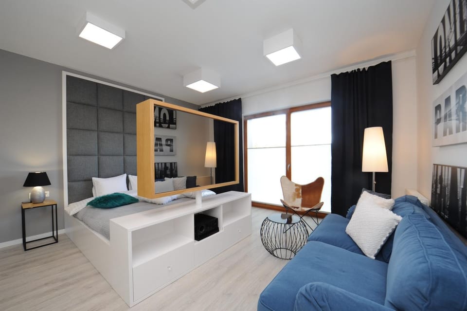 Bed, TV and multimedia, Living room, Photo of the whole room, Seating area, Bedroom