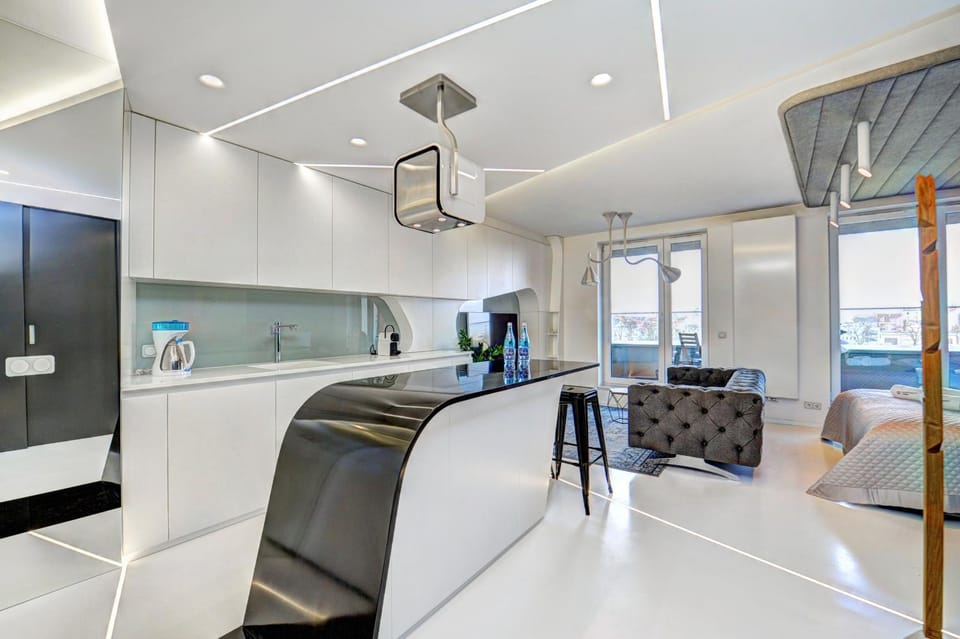 Kitchen or kitchenette, minibar, stove