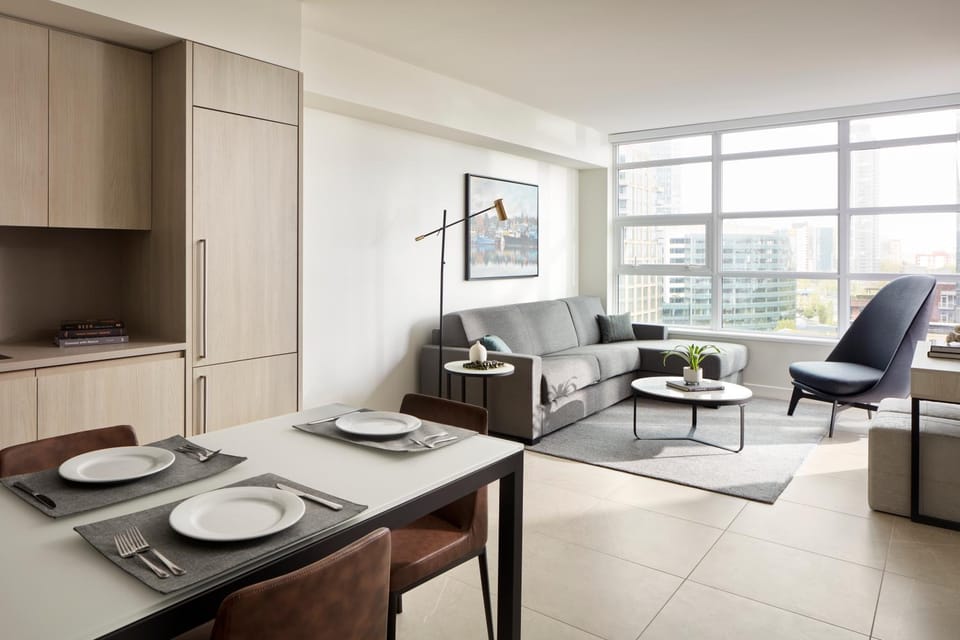Kitchen or kitchenette, Living room, Seating area, Dining area