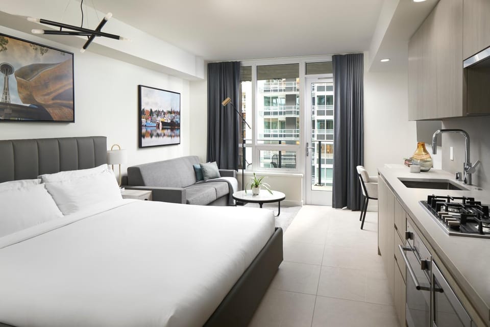 Bed, Kitchen or kitchenette, Living room, Photo of the whole room, Seating area, Bedroom