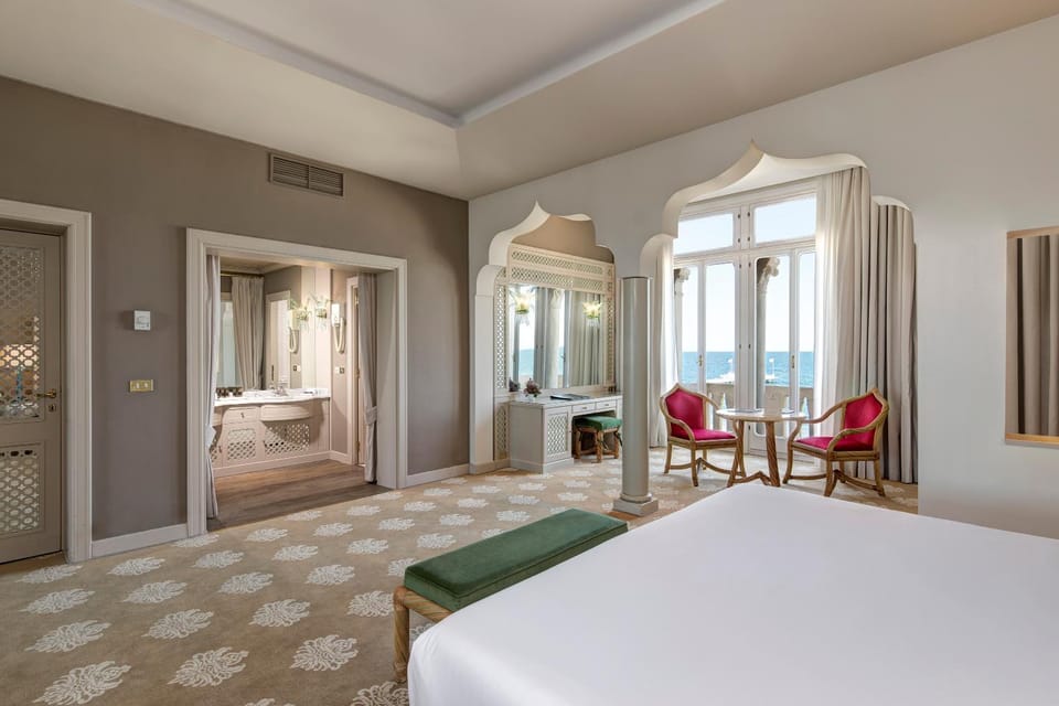 Bed, Seating area