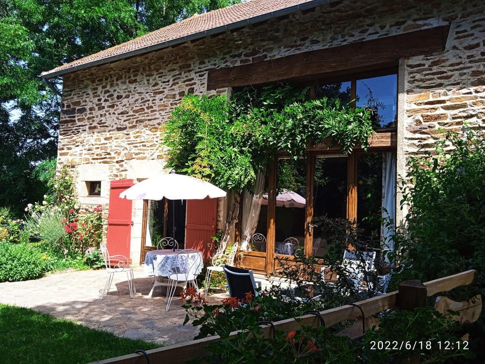 Fermette au calme avec piscine, jardin et étang de pêche - FR-1-591-333 House in Centre-Val de Loire