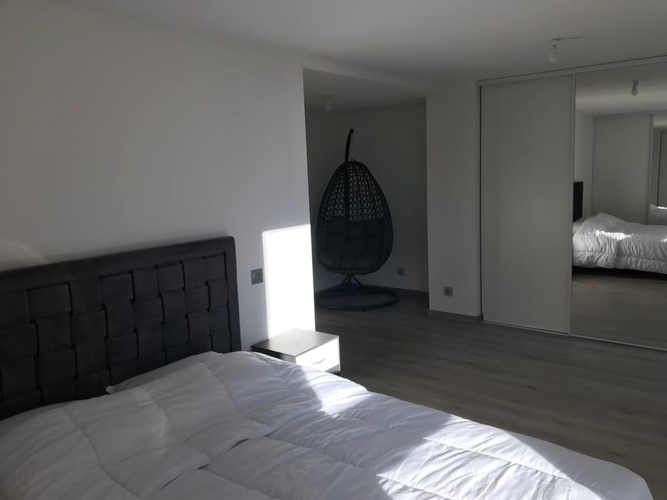 Photo of the whole room, Bedroom