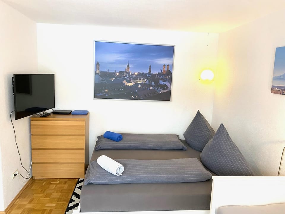 Photo of the whole room, Bedroom