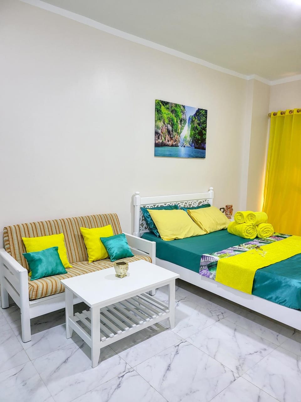 Bed, Living room, Photo of the whole room, Seating area