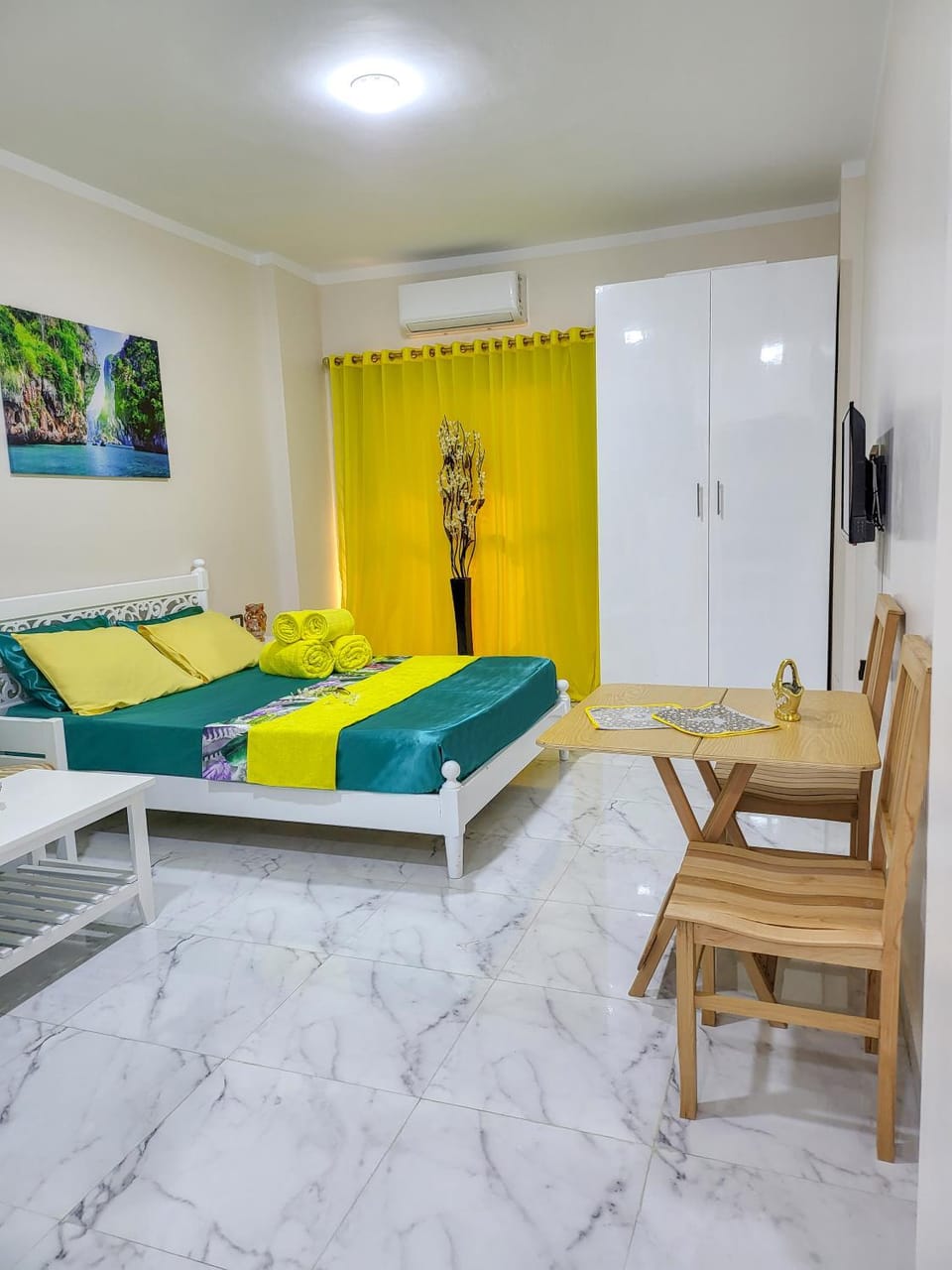 Bed, TV and multimedia, Living room, Seating area, Dining area, wardrobe, air conditioner