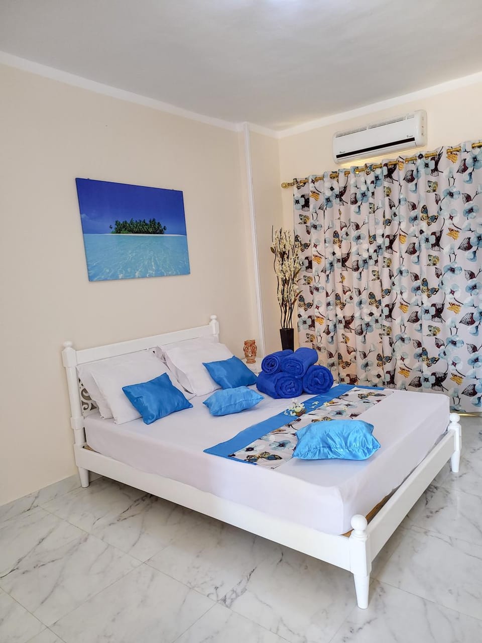 Bed, Photo of the whole room, Bedroom, air conditioner